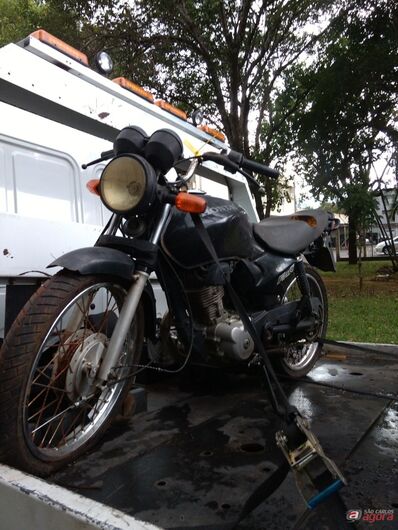 Moto sem placa é encontrada em mata no Cidade Aracy -