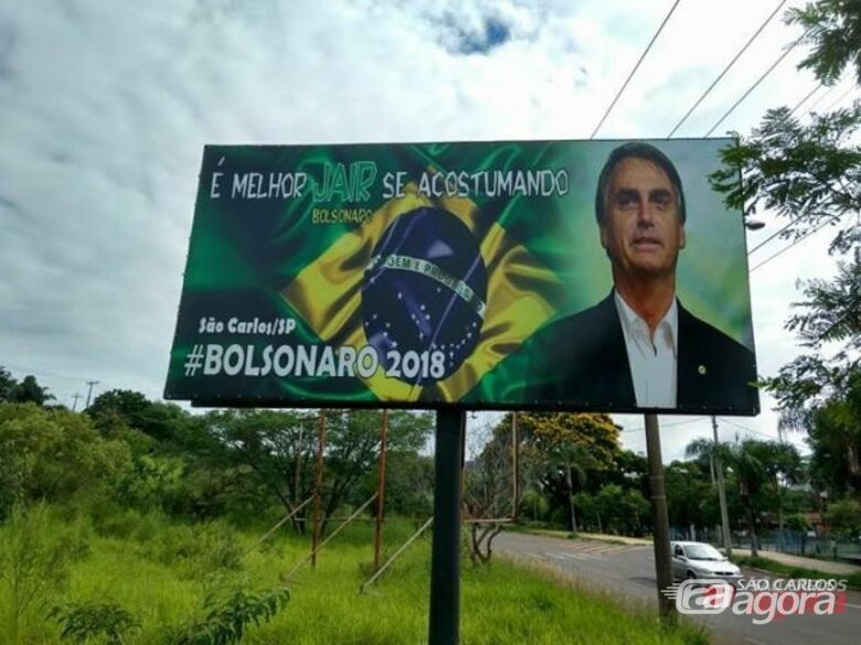 São-carlenses fazem "vaquinha" e instalam outdoor de Bolsonaro no Centro - 