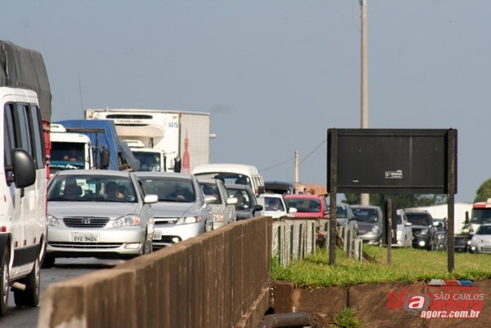 Atenção: Congestionamento na rodovia Washington Luis; região do Santa Maria -
