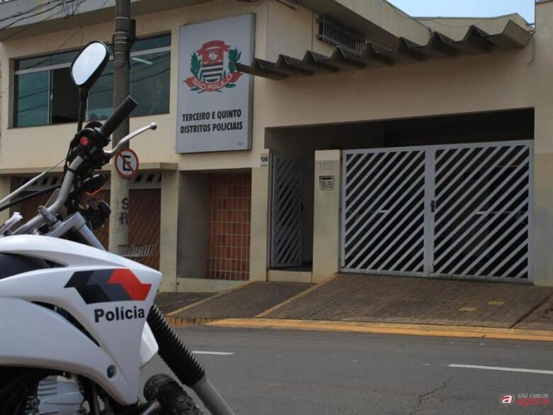 Trio armado assalta jovens em portão de residência no Santa Felícia -