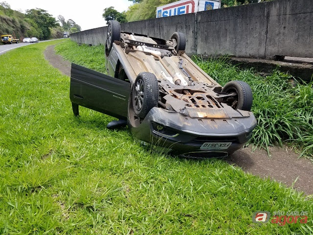 Dupla rouba carro em estacionamento de hipermercado -
