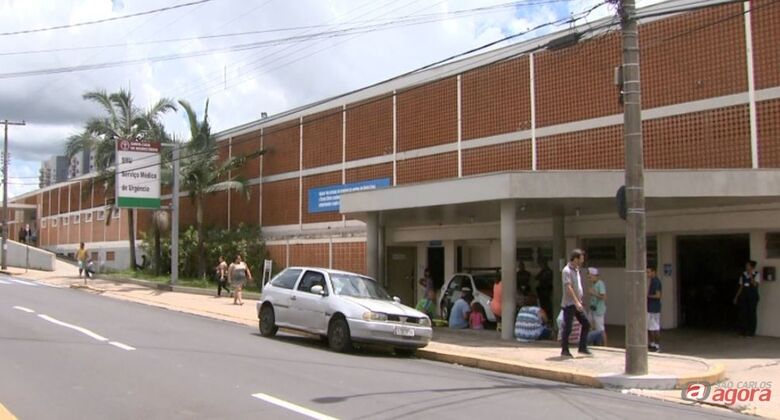 Criança de 6 anos fica gravemente ferida após ser atacada por dois cães em sua casa -