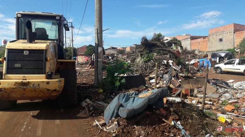 Quase 60 caminhões de lixo e entulho foram retirados do ecoponto do São Carlos VIII -