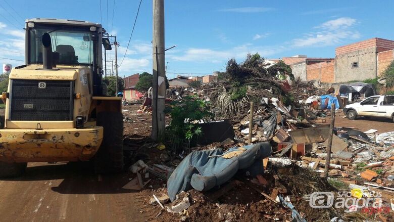 Quase 60 caminhões de lixo e entulho foram retirados do ecoponto do São Carlos VIII - 