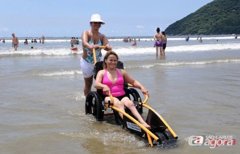 Cadeiras especiais do programa permitem que a pessoa que tenha dificuldades de mobilidade possa entrar e sair do mar com facilidade - 