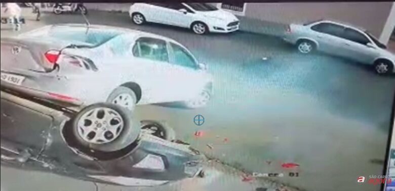 Câmera de segurança flagra acidente em que carro em marcha à ré tombou veículo no Centro -