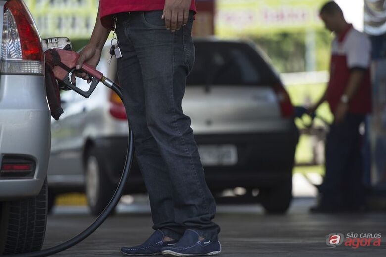 Preços da gasolina e do diesel diminuem hoje nas refinarias -