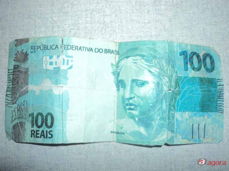 Mulher pede 10 lanches e paga com notas falsas -