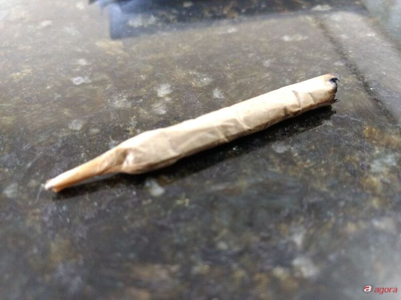 Trio é flagrado fumando maconha em carro no Jardim Hikare -