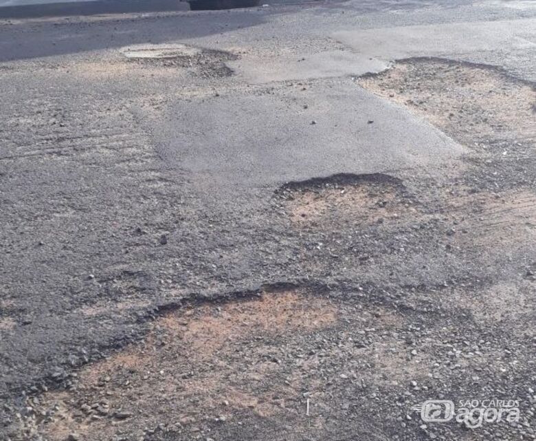 Asfalto esfarela na rua Paraguai: 30 crateras ‘brotaram’ na via - Crédito: Divulgação