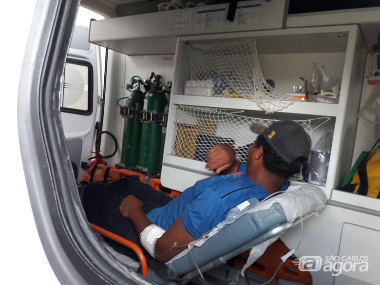 Homem ferido por golpe de faca é atendido na UPA da Vila Prado - Crédito: Maycon Maximino