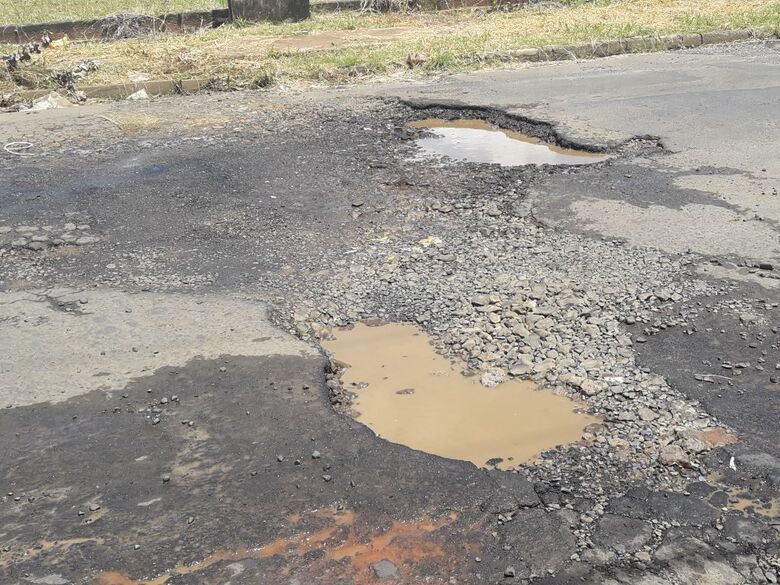 Asfalto deteriorado e abandono municipal: cratera se formam em rua no Jardim das Torres - Crédito: Divulgação