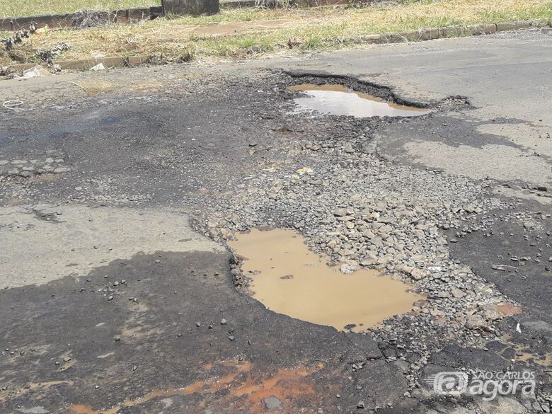 Asfalto deteriorado e abandono municipal: cratera se formam em rua no Jardim das Torres - Crédito: Divulgação