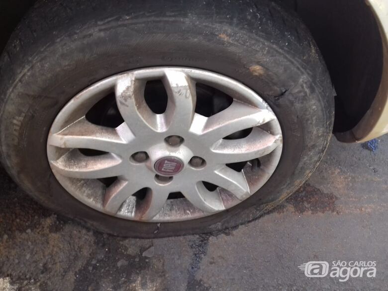 Pneu sofreu rasgo ao passar sobre buraco no centro - Crédito: Divulgação