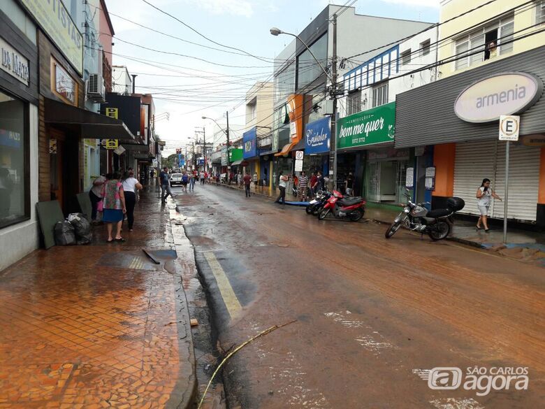 Depois da enchente, comerciantes iniciam limpeza das lojas na baixada do Mercado Municipal - Crédito: Maycon Maximino
