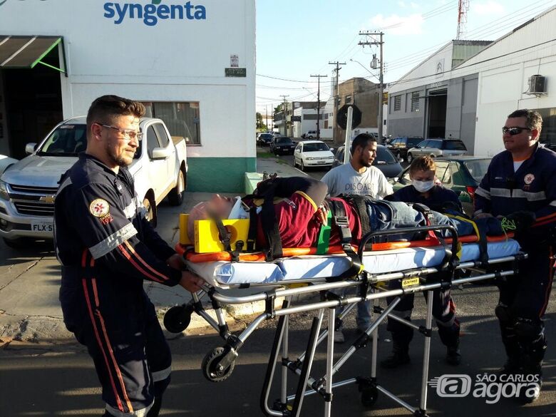Motoboy fica ferido após bater em carro na Getúlio Vargas - Crédito: Maycon Maximino