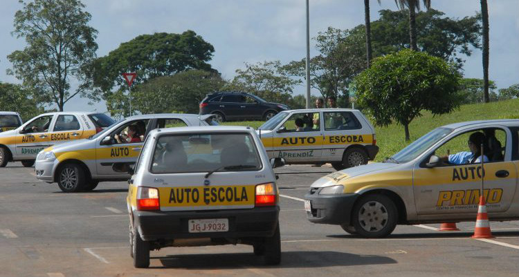 A novidade da resolução está na distribuição das cargas horárias dos cursos nas auto-escolas - Crédito: Foto: Agência Brasil
