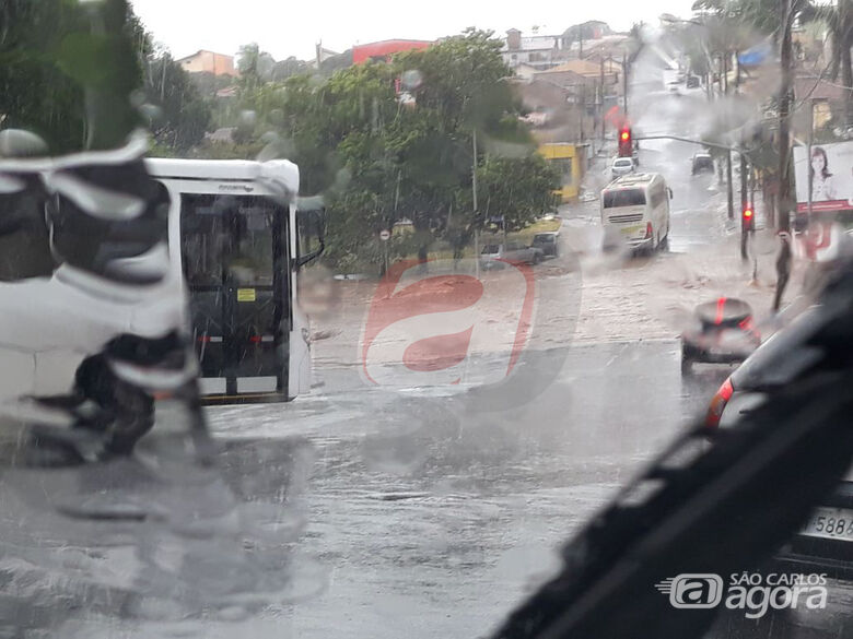 Trabalhador São-Carlense na região da rodoviária também está alagada - Crédito: Colaborador