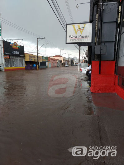 Avenida São Carlos, na região da Praça Itália está alagada - Crédito: Colaborador