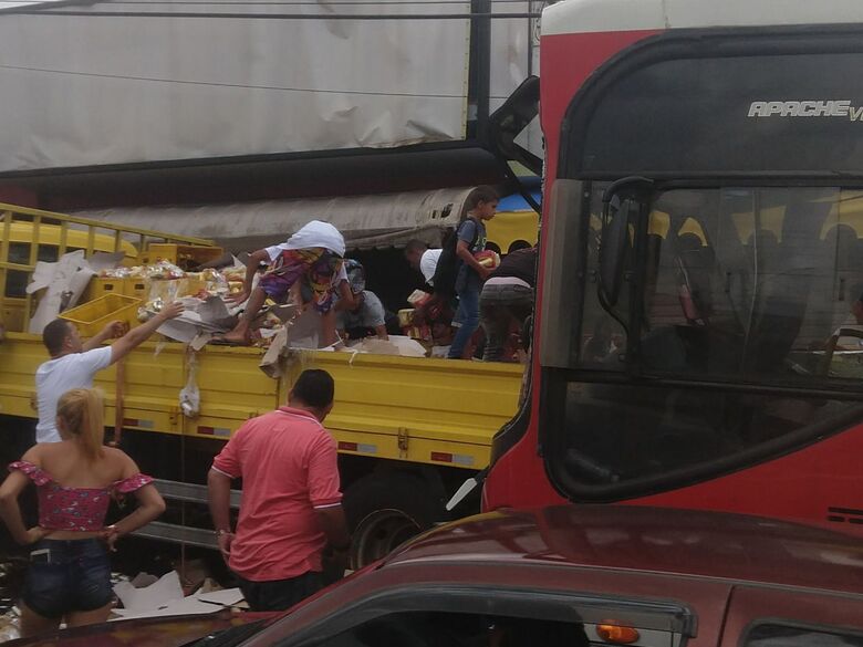 VÍDEO: após acidente, população saqueia carga de cerveja no Cidade Aracy - Crédito: Colaborador