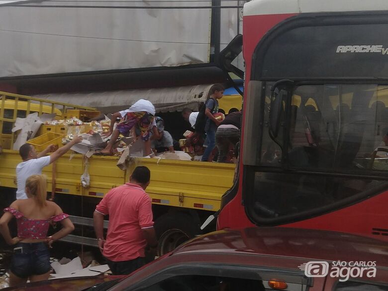 VÍDEO: após acidente, população saqueia carga de cerveja no Cidade Aracy - Crédito: Colaborador