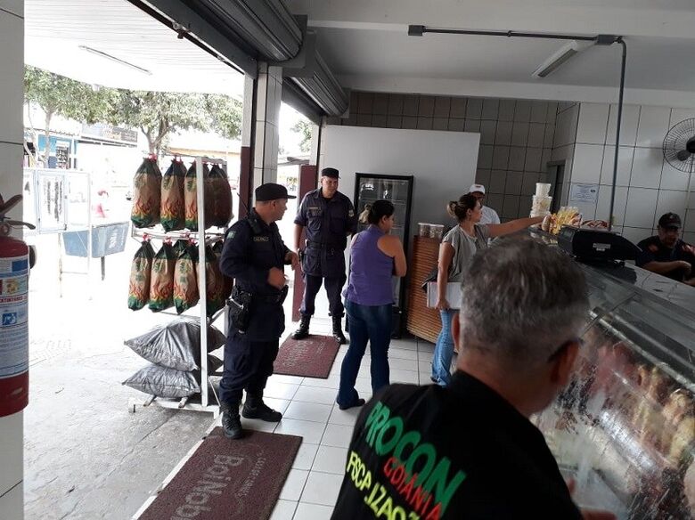Quatro açougues foram interditados, um deles dentro de um supermercado. Um empresário chegou a ser detido em flagrante - Crédito: Procon/Goiânia