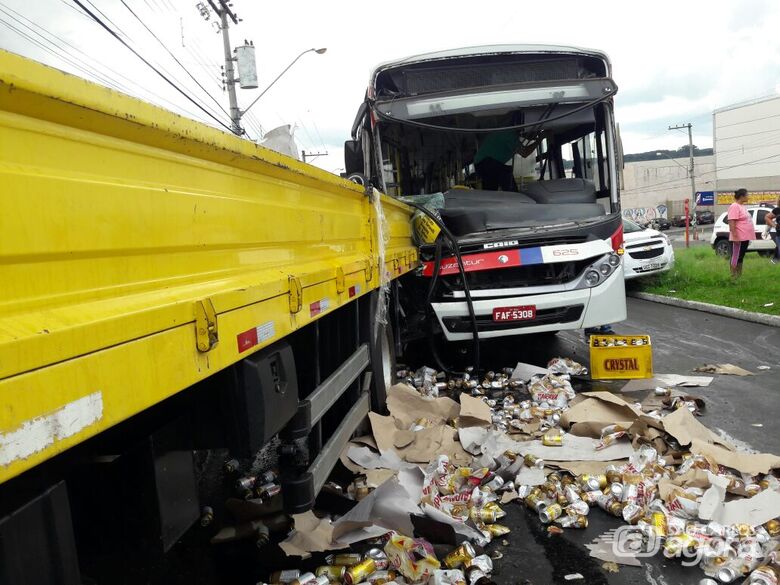 Ônibus da Suzantur se envolve em acidente no Cidade Aracy - Crédito: Foto Maycon Maximino