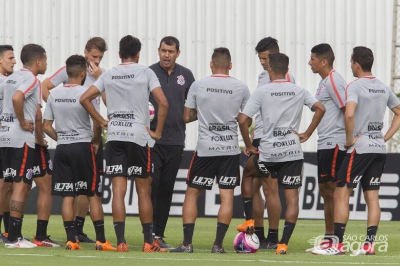 Carille conversa com jogadores: só a vitória interessa ao Timão - Crédito: Daniel Augusto Jr/Agência Corinthians/Divulgação