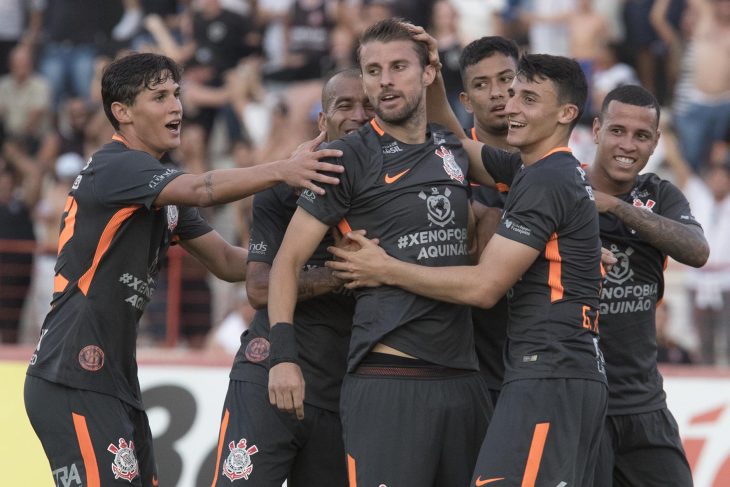 Jogadores do Timão comemoram gol do zagueiro Henrique - Crédito: Daniel Augusto Jr./Agência Corinthians