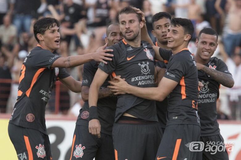 Jogadores do Timão comemoram gol do zagueiro Henrique - Crédito: Daniel Augusto Jr./Agência Corinthians