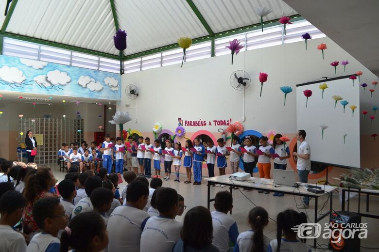 Os alunos dos 3º, 4º e 5° anos apresentaram jogral, cantaram músicas e declamaram poemas - Crédito: Divulgação