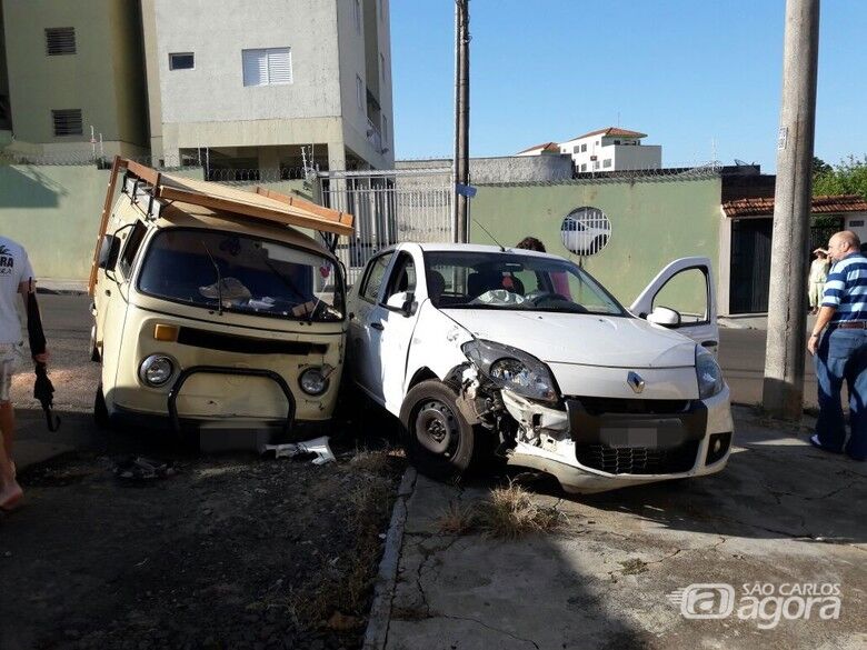 Kombi e Sandero transitavam em sentido oposto pela mesma rua: danos consideráveis em ambos veículos - Crédito: Maycon Maximino