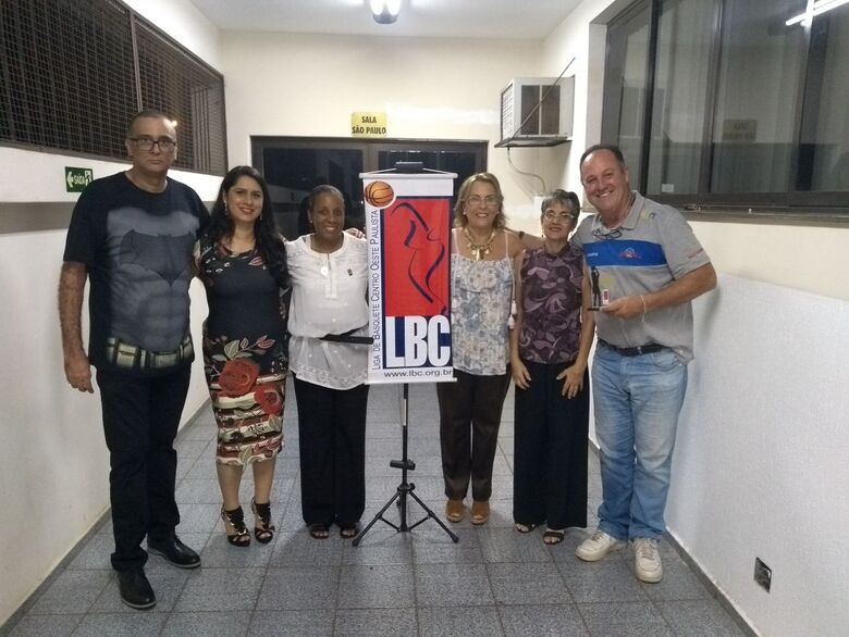 Meneghelli durante a premiação, ladeado de diretores da Liga e ex-integrantes da seleção brasileira de basquete - Crédito: Divulgação