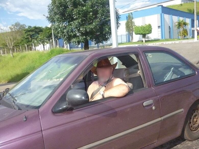 Mulher pede ajuda para encontrar carro furtado -