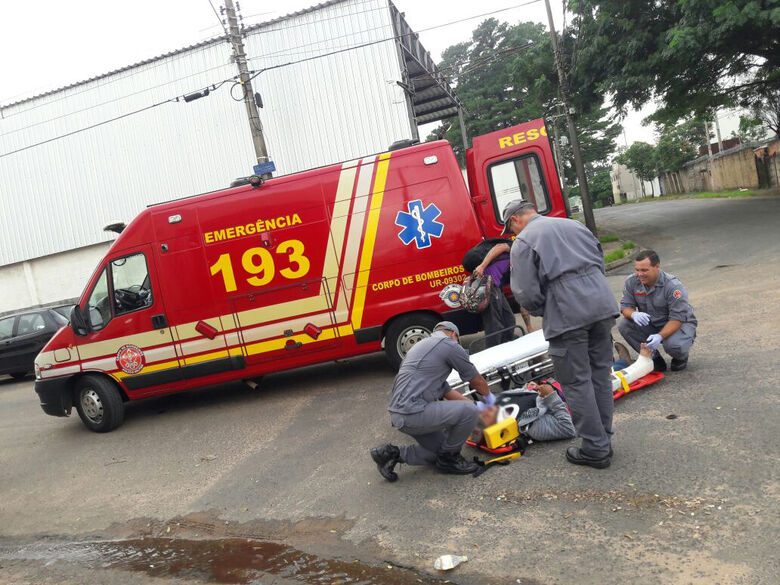 Jovem fratura a perna após acidente no Jardim São Paulo - Crédito: Maycon Maximino