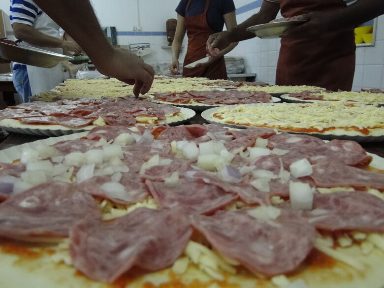 As deliciosas pizzas são preparadas pelos voluntários, frequentadores da Casa do Caminho - Crédito: Divulgação