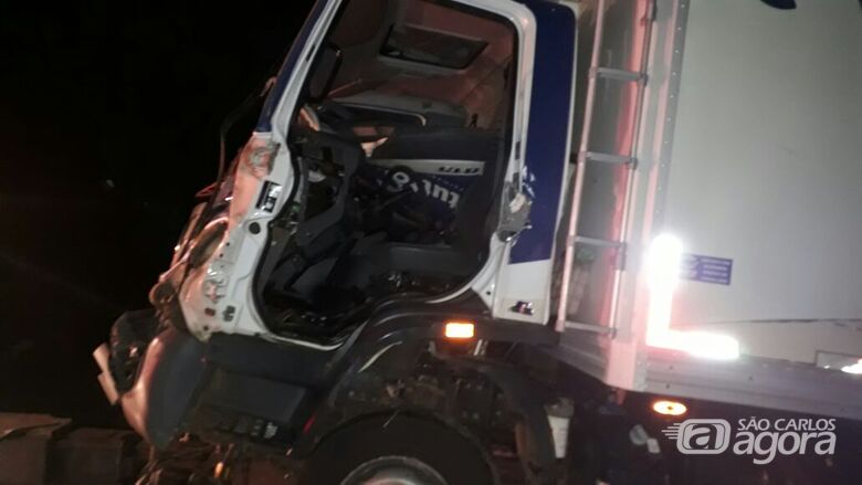 O caminhão carregado com queijos teve a cabine destruída pela força do impacto - Crédito: São Carlos Agora