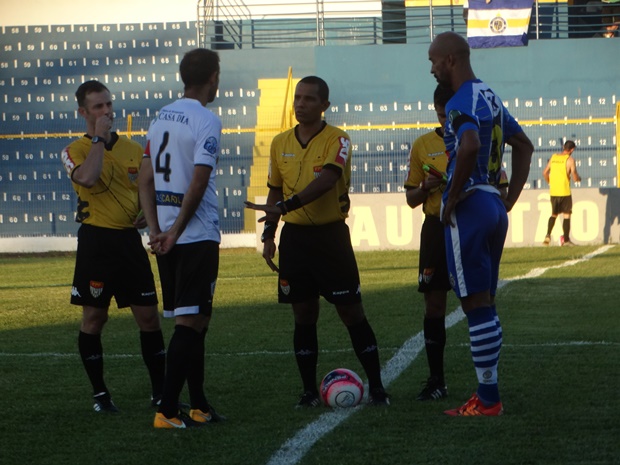 Pela terceira vez ano, Paulo Sérgio dos Santos apita jogo ...