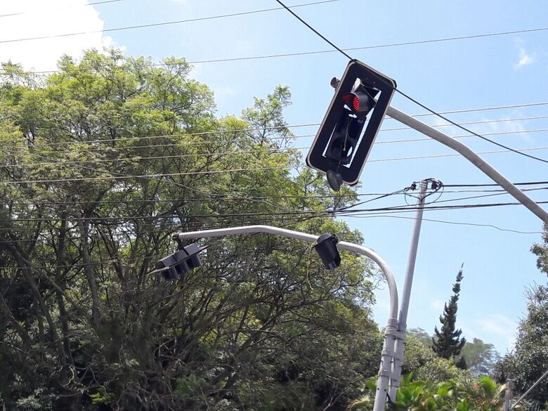 Semáforo ficou destruído após ser atingido pela caçamba - Crédito: Maycon Maximino