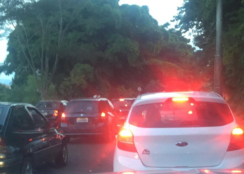 Fila monstro: carros parados à espera do sinal verde - Crédito: Divulgação