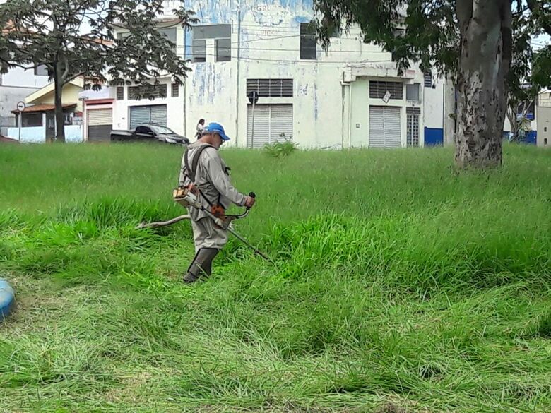 Cansados de esperar a ação da prefeitura, moradores se unem para cortar mato de praça - Crédito: Maycon Maximino