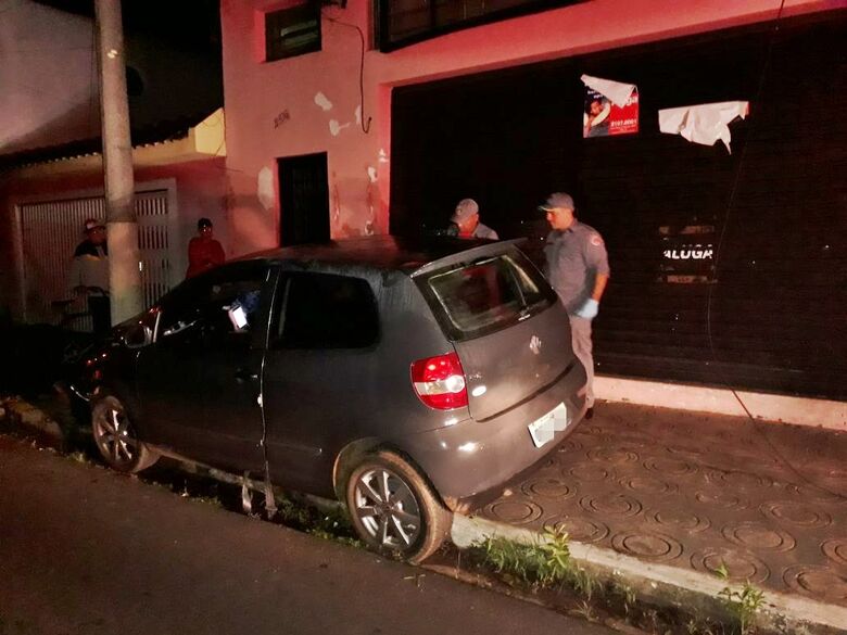 Duas pessoas ficam feridas após carro bater em poste no Centro - Crédito: Marco Lúcio