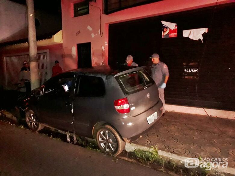 Duas pessoas ficam feridas após carro bater em poste no Centro - Crédito: Marco Lúcio