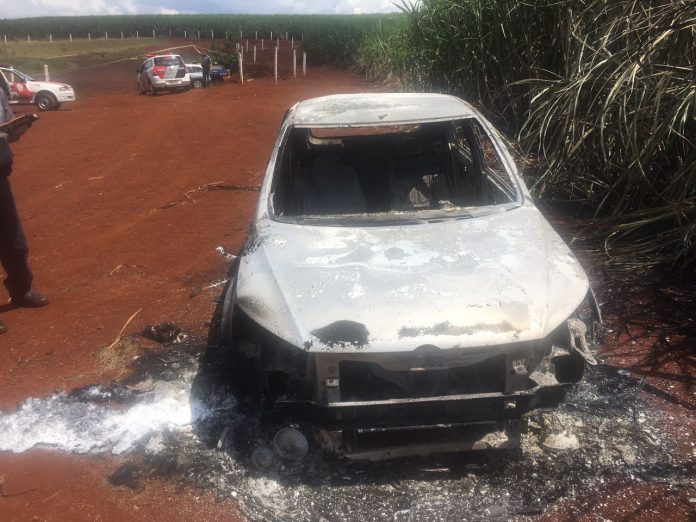 Corpo é encontrado carbonizado em porta-malas de carro - Crédito: Programa do Léo