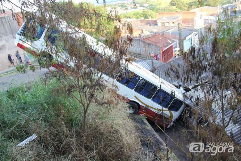 Tragédia iminente: ônibus despencou de um barranco no Jardim Gonzaga - Crédito: Maycon Maximino