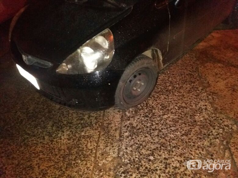 Motorista teve prejuízo: pneu do carro furou ao passar em um buraco - Crédito: Divulgação
