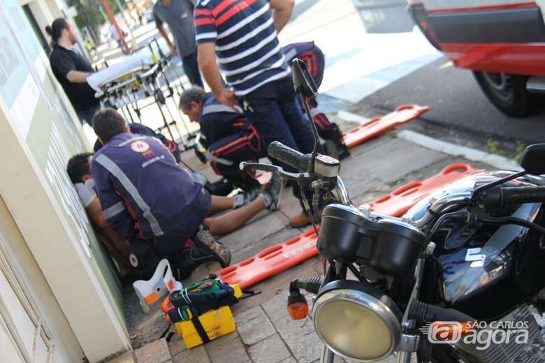 Motociclista utilizava capacete: com a queda, bateu com a cabeça na sarjeta, mas equipamento evitou uma tragédia - Crédito: Maycon Maximino