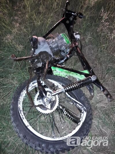 Com o forte impacto, moto foi destruída - Crédito: Divulgação