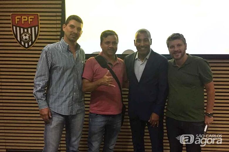 Rogério Pereira [segundo, à esquerda] com membros da FPF e da Portuguesa de Desportos - Crédito: Divulgação