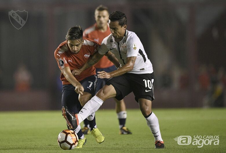 Autor do gol, Jadson disputa bola: Timão vence na Argentina - Crédito: Faceboo Independiente